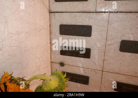 Los Angeles, Kalifornien, USA 25. Juni 2023 Entertainer Bobby Gilbert Grave im New Beth Olam Mausoleum auf dem Hollywood Forever Cemetery am 25. Juni 2023 in Los Angeles, Kalifornien, USA. Foto: Barry King/Alamy Stock Photo Stockfoto
