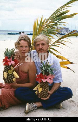 Marion Kracht, deutsche Schauspielerin und Sprecherin, am Strand miit Freund Pierre Franckh im Urlaub in Mexiko um 1987. Stockfoto