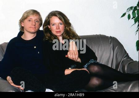 Marion Kracht, deutsche Schauspielerin und Sprecherin, auf der Couch mit Kollege und Freund Pierre Franckh, Deutschland um 1987. Stockfoto