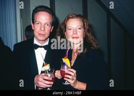 Marion Kracht, deutsche Schauspielerin und Sprecherin, mit Bruder Claudius bei einer Abendveranstaltung, Deutschland um 1990. Stockfoto