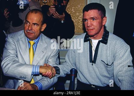 Graciano Rocchigiani und Boxpromoter Wilfried Sauerland. Rocchigiani schließt einen Fünfjahres-Vertrag mit dem Boxstall von Sauerland im Sommer 1983. Stockfoto