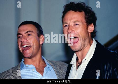 Der belgische Schauspieler und Action Star Jean-Claude van Damme mit Filmproduzent Werner Koenig, Ko-Produzent des Films: Der Legionär, Legionnaire, in dem van Damme eine Hauptrollen, hier beim Pressetermin, 1998. Stockfoto