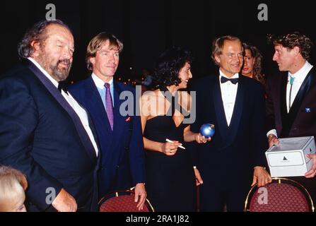 UFA Filmball 1993, Gäste: Schauspieler Bud Spencer, Rennfahrer Leopold Prinz von Bayern, Schauspieler Terence Hill und Ex-Fussball Torhüter Toni Schumacher mit Ehefrau Jasmin. Stockfoto