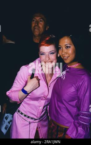 Enie van de Meiklokjes und Minh-Khai Phan-Thi, Moderatorinnen beim TV Musiksender VIVA, bei einem Event, Deutschland, ca. 1996. Stockfoto