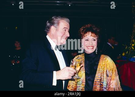 Verleihung der Goldenen Kamera 1986 Uhr 19. Februar 1987 in Berlin, Preisträger und Showmaster Hans-Joachim Kulenkampff trifft Showstar Caterina Valente, Deutschland, ca. 1991. Stockfoto