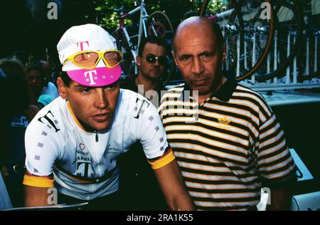 Jan Ullrich, deutscher Radrennfahrer, fährt für das Team Telekom bei der Tour de France 1996, wird Zweiter und in 1997 gewinnt er die Tour de France, hier mit seinem Manager und Förderer Wolfgang Strohband. Stockfoto