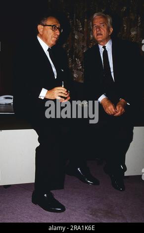 ICC Wirtschaftskongress in Hamburg, als Gäste: Ex-US-Außenminister Henry Kissinger und der deutsche Bundespräsident Richard von Weizsäcker, 1990. Stockfoto