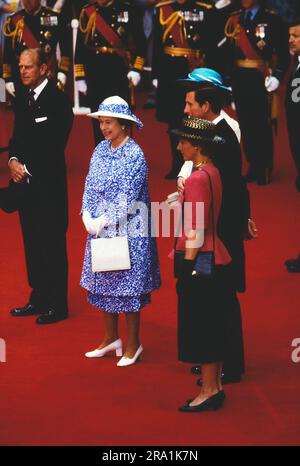 Richard von Weizsäcker Staatsbesuch in England, 1986, Bild: Prinz Philip, Königin Elizabeth II, Prinz Charles warten auf die deutschen Staatsgäste. Stockfoto