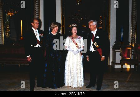 Richard von Weizsäcker Staatsbesuch in England, 1986, im Festicher Robe: Königin Elisabeth II und Prinz Philip mit Bundespräsident Richard von Weizsäcker und Ehefrau Marianne beim Staatsempfang im Buckingham Palast. Stockfoto