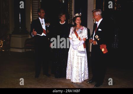 Richard von Weizsäcker Staatsbesuch in England, 1986, im Festicher Robe: Königin Elisabeth II und Prinz Philip mit Bundespräsident Richard von Weizsäcker und Ehefrau Marianne beim Staatsempfang im Buckingham Palast. Stockfoto