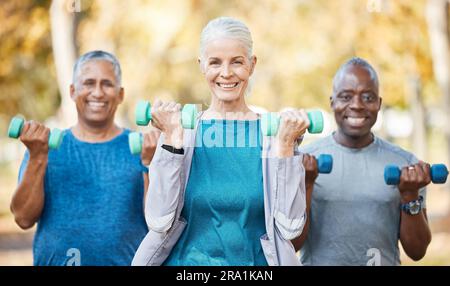 Gewichte, Fitness und Porträt von Senioren, die in einem Außenpark eine Armübung machen. Sport, Wellness und eine Gruppe älterer Freunde, die eine machen Stockfoto