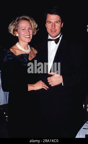 Peter Kloeppel, RTL Aktuell Chefmoderator, mit Ehefrau Carol bei einem Event, ca. 1993. Stockfoto