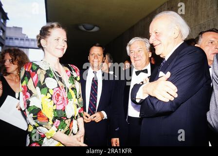 Schauspielerin Liv Ullmann mit Sir Peter Ustinov, britischer Schauspieler, Schriftsteller und Regisseur (Mitte), neben dem Schweizer Komponisten Rolf Liebermann bei der Gala zu Ustinovs 70. Geburtstag, Deutschland 1991. Stockfoto