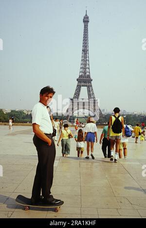 Friedrich Freiherr von Stumm beim Skaten vor dem Eiffelturm in Paris, Frankreich um 1991. Stockfoto