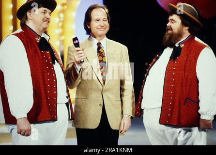 Wolfgang Schwalm und Wilfried Gliem ist das nordhessische Volksmusik Duo 'Wildecker Herzbuben', hier nach einem Auftritt in einer Show mit Moderator Max Schautzer, Deutschland 1989. Stockfoto