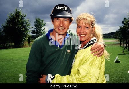 Michael Lesch, deutscher Schauspieler, auf dem Golfplatz mit Ehefrau Christina Keiler, Deutschland um 1990. Stockfoto