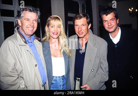 Christina Keiler mit Ehemann Michael Lesch, deutscher Schauspieler, und Schauspielkollege Marek Erhardt (rechts), Deutschland um 1995. Stockfoto