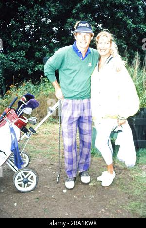 Michael Lesch, deutscher Schauspieler, auf dem Golfplatz mit Ehefrau Christina Keiler, Deutschland um 1990. Stockfoto