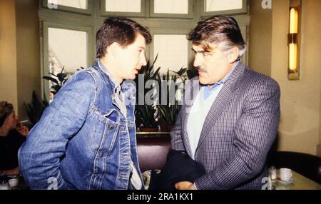 Michael Lesch, deutscher Schauspieler, mit Schauspielkollege Mario Adorf, Deutschland um 1991. Stockfoto