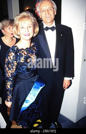 Edmund Stoiber, deutscher Politiker, mit Ehefrau Karin auf einer Abendveranstaltung, Deutschland um 1998. Stockfoto