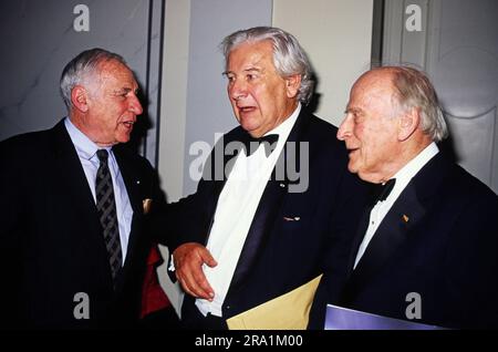 Sir Peter Ustinov, britischer Schauspieler, Schriftsteller und Regisseur (Mitte), begrüsst Mel Brooks (Links) und Violinist Yehudi Menuhin bei der Gala zu Ustinovs 70. Geburtstag, Deutschland 1991. Stockfoto