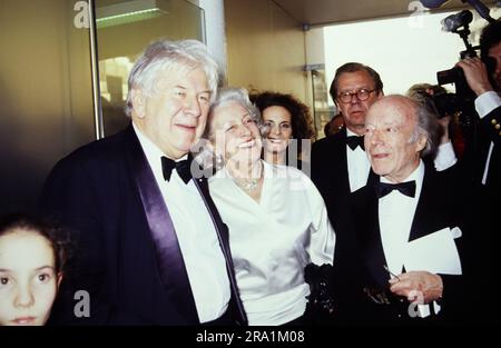 Sir Peter Ustinov, britischer Schauspieler, Schriftsteller und Regisseur, begrüsst seine Kollegen Heinz Rühmann bei der Gala zu Ustinovs 70. Geburtstag, Deutschland 1991. Stockfoto