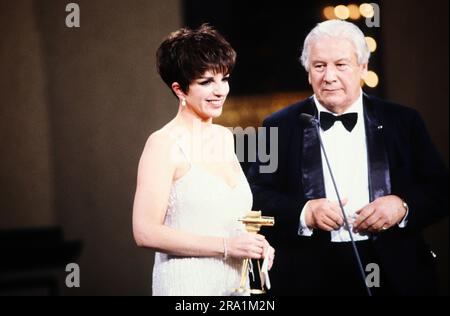 Sir Peter Ustinov, britischer Schauspieler, mit Schauspielerin Liza Minelli bei der Verleihung der Goldenen Kamera in Berlin, Deutschland 1990. Stockfoto