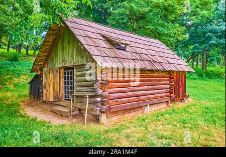 Die alte Holzpolonyna-Schaffe namens Staia befindet sich am Hang des grünen Hügels in Chernivtsi scansen, Ukraine Stockfoto