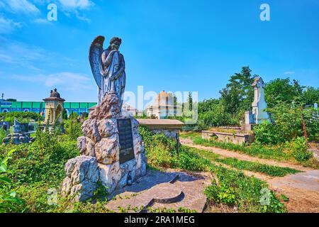 CHERNIVTSI, UKRAINE - 16. JULI 2021: Die Grabkrypten und skulpturierten Grabsteine auf dem Friedhof in der Zelena-Straße, am 16. Juli in Chernivtsi Stockfoto