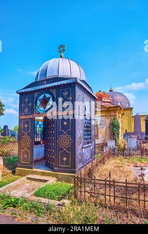 CHERNIVTSI, UKRAINE - 16. JULI 2021: Die Grabkrypten auf dem jüdischen Friedhof in der Zelena-Straße, dekoriert mit geometrischen Mustern und Buntglasfenstern Stockfoto