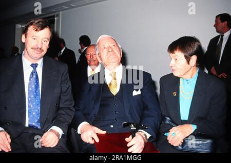 SPD Politiker Ortwin Runde, Filmproduzent Gyula Trebitsch, hinten, Altbundeskanzler Helmut Schmidt und Ehefrau Loki, ca. 1989. Stockfoto