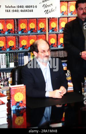 Salman Rushdie, Indisch-britischer Schriftsteller, in einer Hamburger Buchhandlung signiert er sein Buch: Der Boden unter den Füßen, deutscher Buchtitel, Originaltitel: Der Boden unter ihren Füßen, 1999. Stockfoto