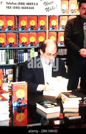 Salman Rushdie, Indisch-britischer Schriftsteller, in einer Hamburger Buchhandlung signiert er sein Buch: Der Boden unter den Füßen, deutscher Buchtitel, Originaltitel: Der Boden unter ihren Füßen, 1999. Stockfoto