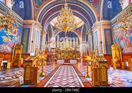 CHERNIVTSI, UKRAINE - 16. JULI 2021: Das reich verzierte Innere der Kathedrale des Heiligen Geistes mit farbigen Wandmalereien, Holz- und Goldmöbeln und kunstvoll verzierten Stockfoto