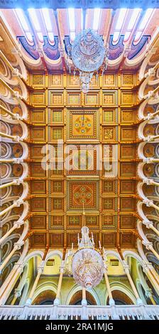 CHERNIVTSI, UKRAINE - 16. JULI 2021: Die kunstvoll verzierte Holzdecke in der Marmorhalle der Nationaluniversität Chernivtsi mit feinen geometrischen Mustern, am Juli Stockfoto