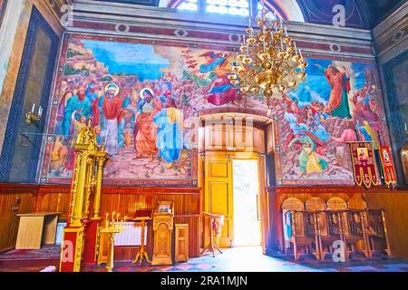 CHERNIVTSI, UKRAINE - 16. JULI 2021: Die farbigen Wandbilder an den Wänden der Heiligen Geisterkathedrale, am 16. Juli in Chernivtsi Stockfoto