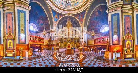 CHERNIVTSI, UKRAINE - 16. JULI 2021: Panoramablick auf das Innere der Kathedrale des Heiligen Geistes mit wunderschönen Wandmalereien und alten Holzmöbeln, am 16. Juli in Che Stockfoto