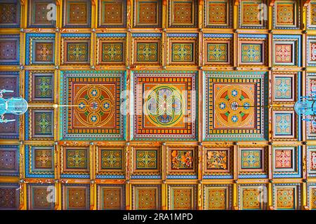 CHERNIVTSI, UKRAINE - 16. JULI 2021: Die geschnitzte Holzdecke in der Marmorhalle der Nationaluniversität Chernivtsi mit farbigen geometrischen Mustern auf Ju Stockfoto