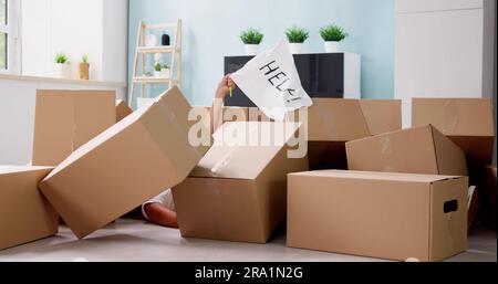 Komische Bewegungsunfälle. Herunterfallende Kartonschachteln Zu Hause Stockfoto