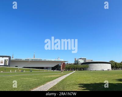 Amsterdam, Niederlande. 23. Juni 2023. Das Van Gogh Museum und das Stedelijk Museum am Museumplein in Amsterdam. Hochwertiges Foto Stockfoto