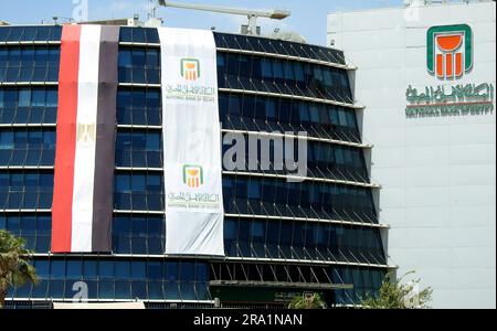 Kairo, Ägypten, Juni 29 2023: The Exterior of the National Bank of Egypt Al Ahly Egyptian Bank with the Ban flag and the Egyptian flag celebrate the A Stockfoto