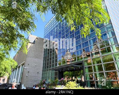 Amsterdam, Niederlande. 23. Juni 2023. Die Fassade des Van Gogh Museums in Amsterdam mit dem alten Giebel des Stedelijk im Spiegel des Stockfoto