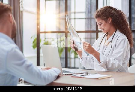 Arztberatung Patientenhände Nahaufnahme. Patient sitzt in der Arztpraxis. Diagnostisches Gesundheitswesen, medizinischer Dienst, Beratung oder Ausbildung, gesund Stockfoto