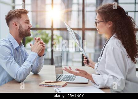 Arztberatung Patientenhände Nahaufnahme. Patient sitzt in der Arztpraxis. Diagnostisches Gesundheitswesen, medizinischer Dienst, Beratung oder Ausbildung, gesund Stockfoto