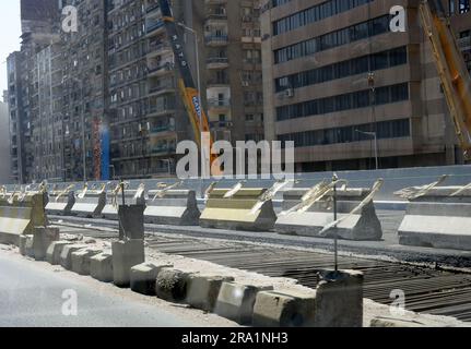 Kairo, Ägypten, Juni 23 2023: Das Brückenentwicklungsprojekt vom 15. Mai umfasst Erweiterungs- und Modernisierungsarbeiten, die derzeit noch ausgebaut werden Stockfoto
