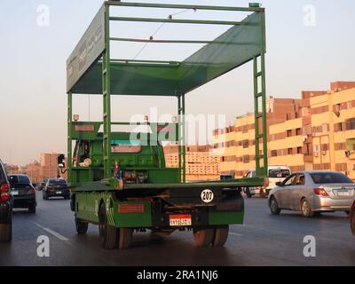 Kairo, Ägypten, Juni 23 2023: An Elektrofahrzeugen montierte Hebebühne auf einem Tieflader für den Notfalltransport von Autos, die gewartet werden müssen, A Stockfoto