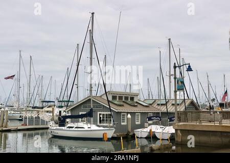 Santa Barbara Sailing Centre Gebäude und Yachten Santa Barbara Kalifornien USA Stockfoto