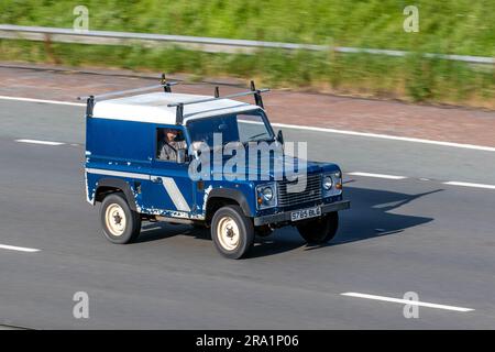1998 90s Neunziger blauweißer Land Rover 90 Defender TDI 300 TDI LCV Hardtop Van Diesel 2495 cm3; Fahrt mit hoher Geschwindigkeit auf der Autobahn M6 im Großraum Manchester, Großbritannien Stockfoto