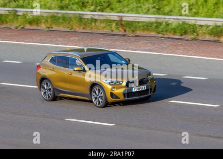 2018 BMW X2 xDrive20d M Sport X Auto xDrive 20D Step Auto Start/Stop Gold Car SUV Diesel 1995 cm3; Fahrt mit hoher Geschwindigkeit auf der Autobahn M6 im Großraum Manchester, Großbritannien Stockfoto