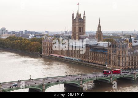 London, Vereinigtes Königreich - 31. Oktober 2017: Stadtbild von London, Blick aus der Vogelperspektive mit dem Westminster-Palast Stockfoto